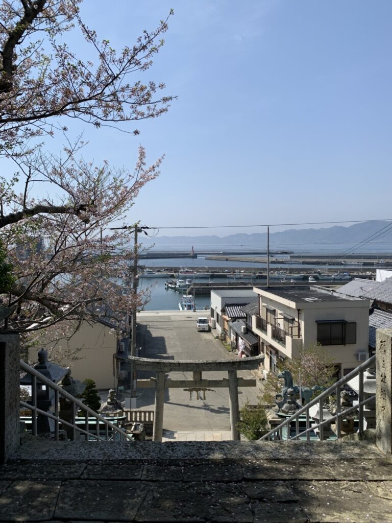 淡路島沼島八幡神社から港を見る