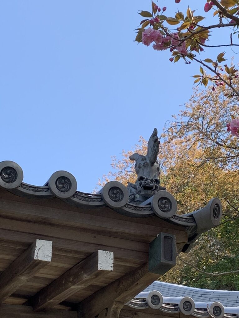 淡路島沼島八幡神社屋根の狛犬